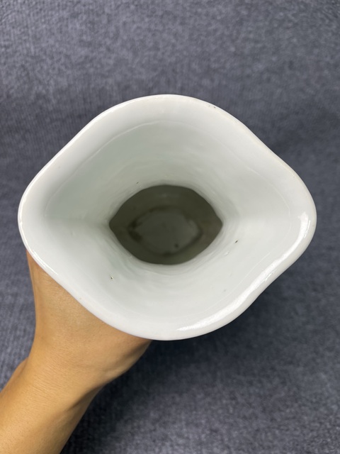 古玩陶瓷粉彩開窗花鳥紋海棠瓶拍賣，當(dāng)前價(jià)格4988元