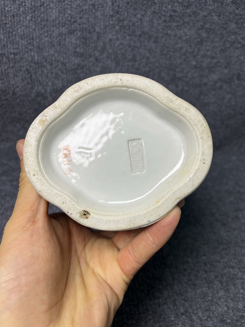 古玩陶瓷粉彩開窗花鳥紋海棠瓶拍賣，當(dāng)前價(jià)格4988元