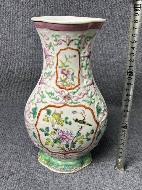 古玩陶瓷粉彩開窗花鳥紋海棠瓶拍賣，當(dāng)前價(jià)格4988元