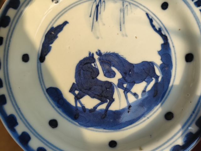 古玩陶瓷青花雙駿圖盤真品鑒賞圖