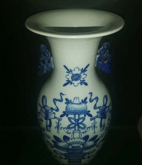 古玩陶瓷豆青釉青花花卉雙耳瓶真品鑒賞圖