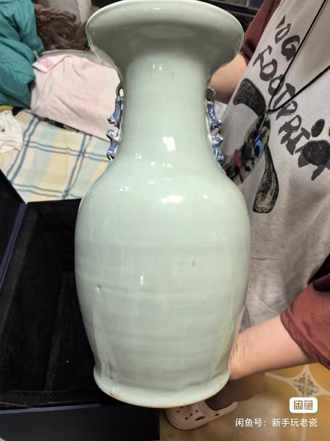 古玩陶瓷豆青釉青花瓶真品鑒賞圖
