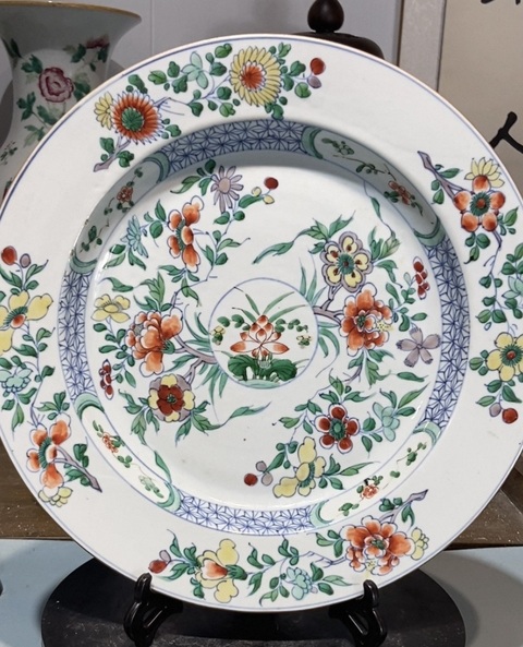 古玩陶瓷花卉紋斗彩盤真品鑒賞圖