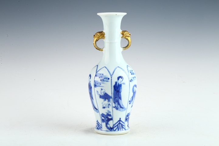 古玩陶瓷康熙·青花仕女嬰戲紋獸耳瓶真品鑒賞圖