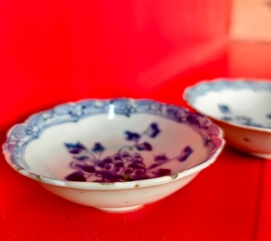 古玩陶瓷明末清初 青花花卉紋小盤真品鑒賞圖