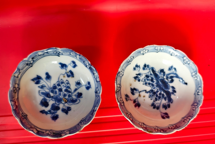 古玩陶瓷明末清初 青花花卉紋小盤真品鑒賞圖