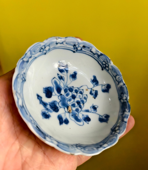 古玩陶瓷明末清初 青花花卉紋小盤真品鑒賞圖