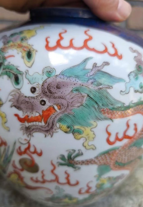 古玩陶瓷清晚期 灑藍開窗五彩罐真品鑒賞圖