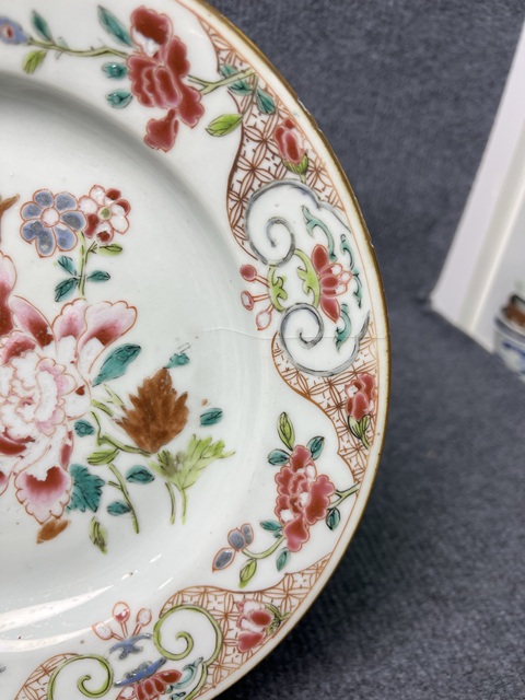 古玩陶瓷粉彩花卉紋盤真品鑒賞圖