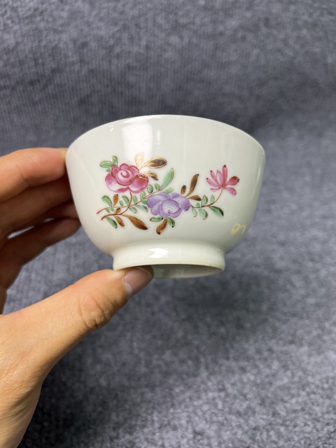 古玩陶瓷粉彩花卉紋茶圓真品鑒賞圖