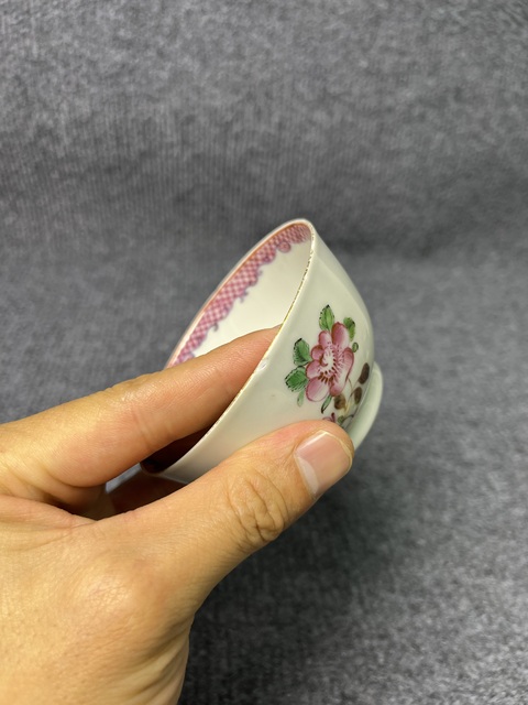 古玩陶瓷粉彩花卉紋茶圓真品鑒賞圖