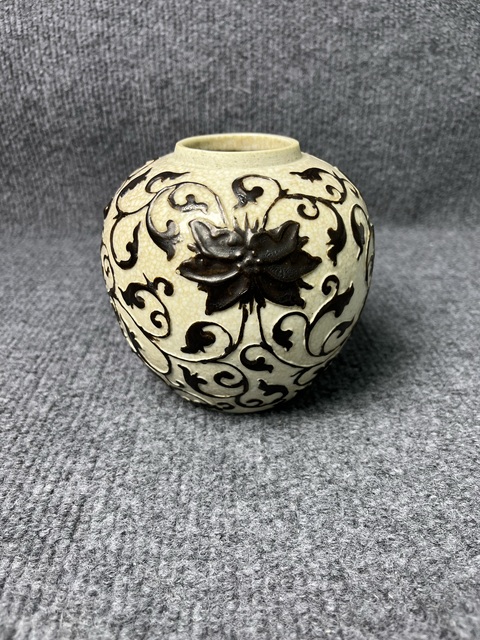 古玩陶瓷哥釉鐵骨泥纏枝花卉紋罐真品鑒賞圖