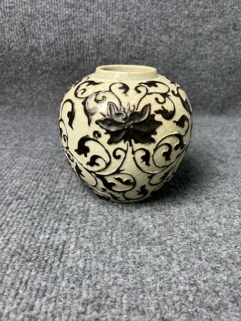 古玩陶瓷哥釉鐵骨泥纏枝花卉紋罐真品鑒賞圖