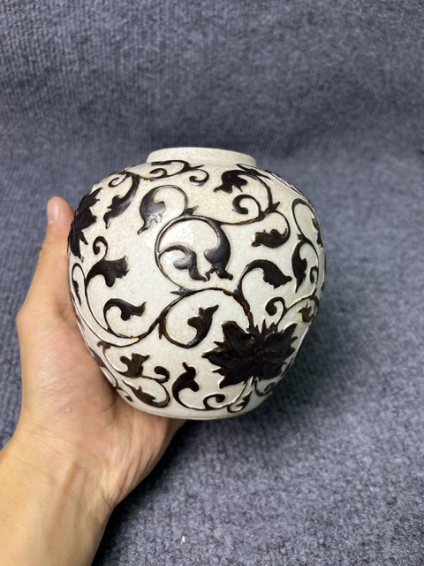 古玩陶瓷哥釉鐵骨泥纏枝花卉紋罐真品鑒賞圖