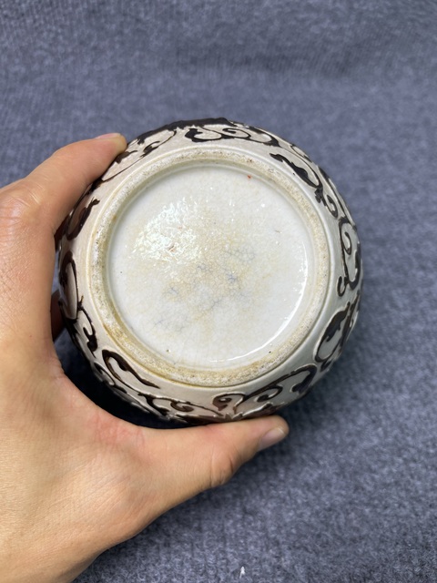 古玩陶瓷哥釉鐵骨泥纏枝花卉紋罐真品鑒賞圖