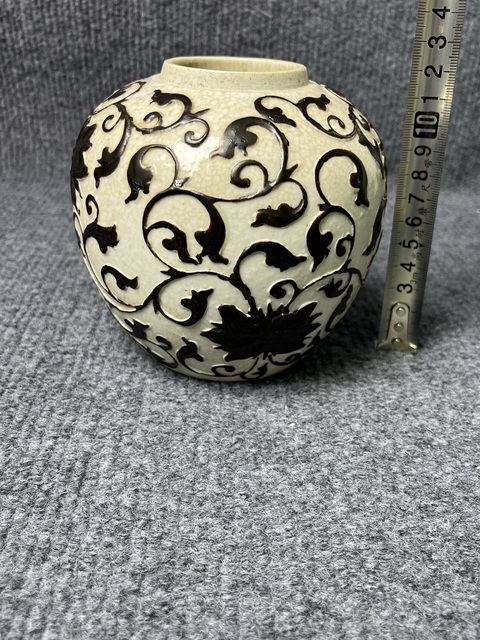 古玩陶瓷哥釉鐵骨泥纏枝花卉紋罐真品鑒賞圖