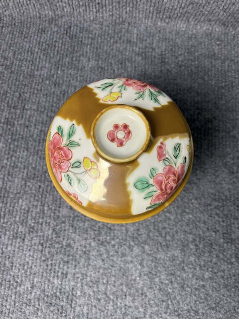 古玩陶瓷紫金釉開窗粉彩花卉紋蓋缸真品鑒賞圖