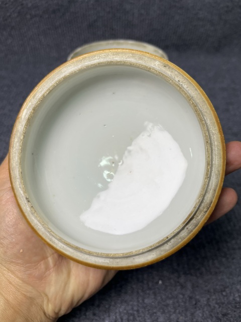 古玩陶瓷紫金釉開窗粉彩花卉紋蓋缸真品鑒賞圖