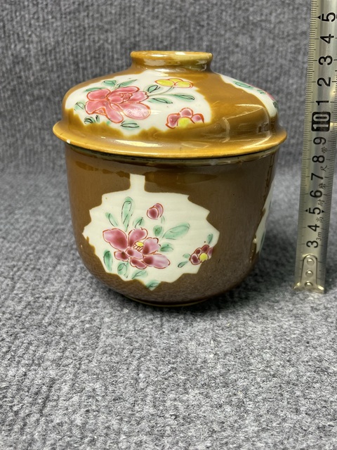 古玩陶瓷紫金釉開窗粉彩花卉紋蓋缸真品鑒賞圖