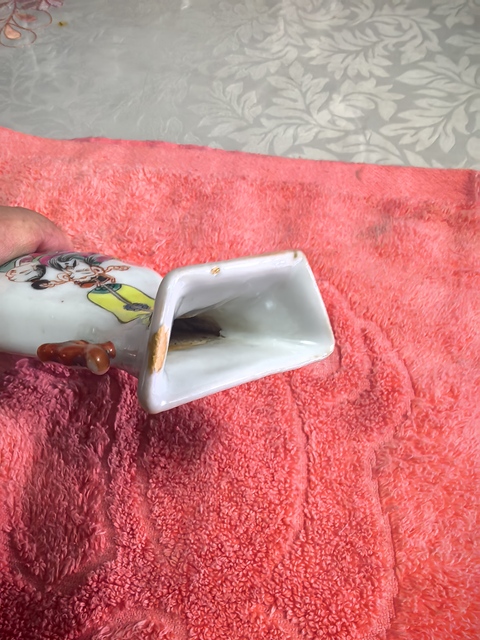 古玩陶瓷清晚期 粉彩人物紋壁瓶真品鑒賞圖