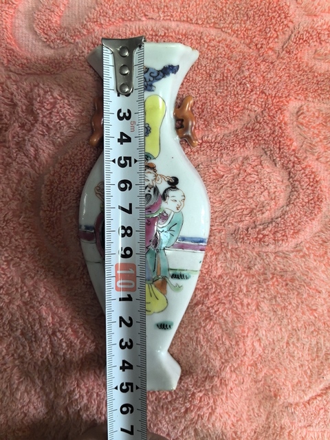 古玩陶瓷清晚期 粉彩人物紋壁瓶真品鑒賞圖