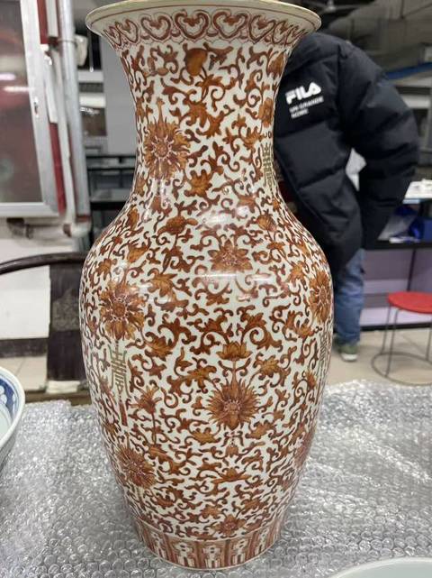 古玩陶瓷花間壽字紋礬紅撇口瓶真品鑒賞圖