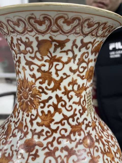 古玩陶瓷花間壽字紋礬紅撇口瓶真品鑒賞圖