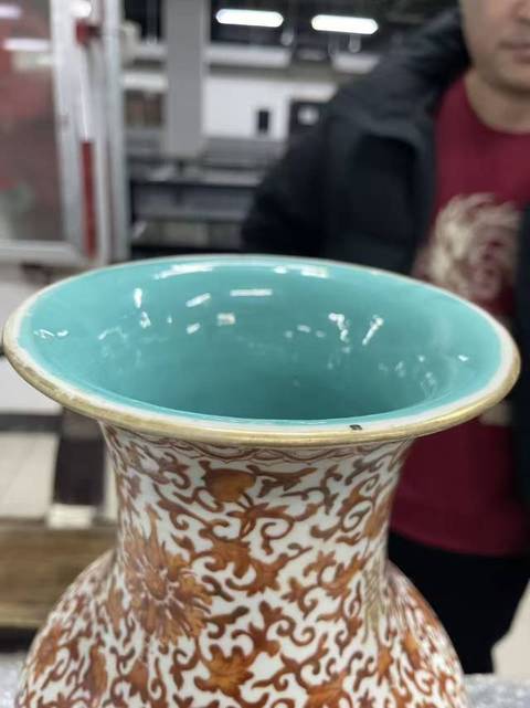 古玩陶瓷花間壽字紋礬紅撇口瓶真品鑒賞圖