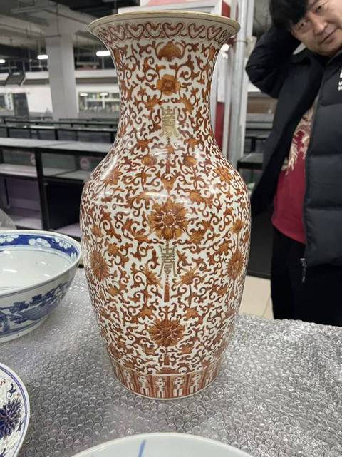 古玩陶瓷花間壽字紋礬紅撇口瓶真品鑒賞圖