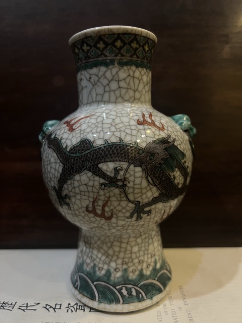 古玩陶瓷哥釉五彩龍紋獅耳瓶真品鑒賞圖