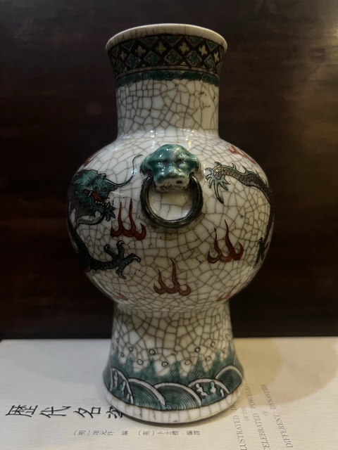 古玩陶瓷哥釉五彩龍紋獅耳瓶真品鑒賞圖