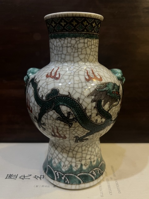 古玩陶瓷哥釉五彩龍紋獅耳瓶真品鑒賞圖