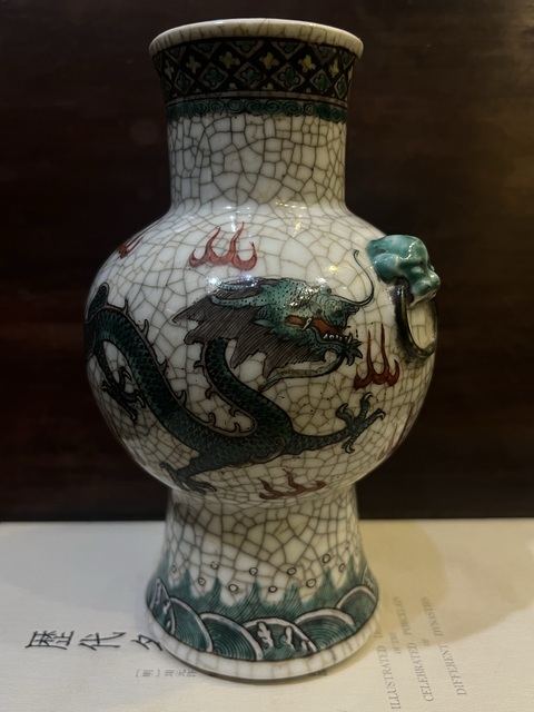 古玩陶瓷哥釉五彩龍紋獅耳瓶真品鑒賞圖