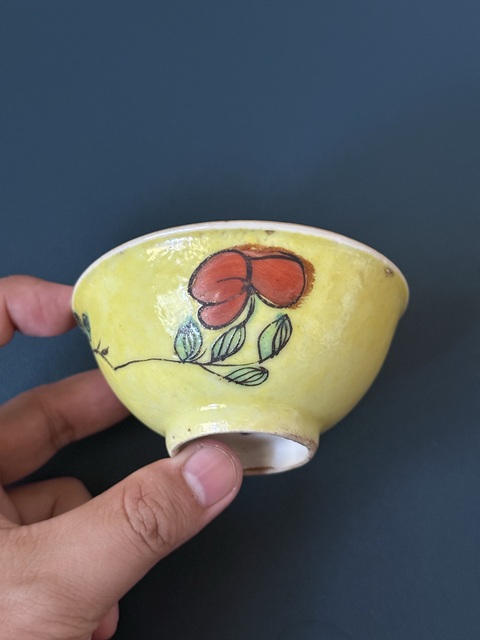 古玩陶瓷清·乾嘉黃釉地花卉紋粉彩杯拍賣，當前價格1400元