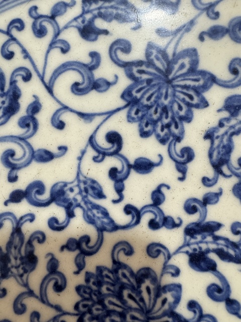 古玩陶瓷青花纏枝蓮紋盤真品鑒賞圖