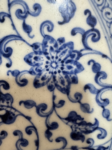 古玩陶瓷青花纏枝蓮紋盤真品鑒賞圖