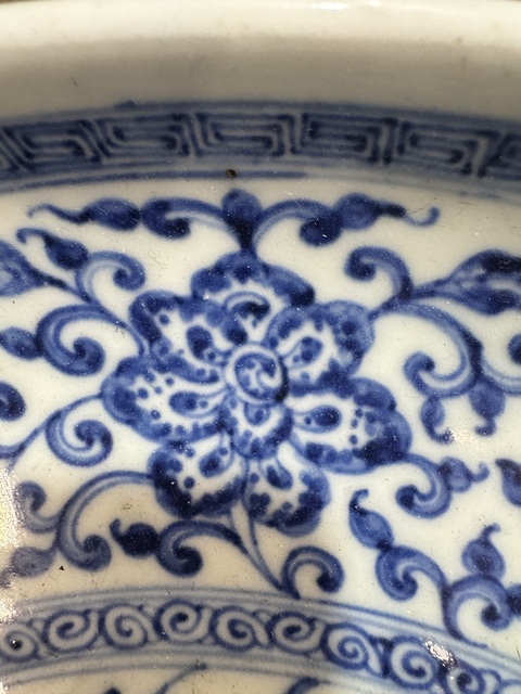 古玩陶瓷青花纏枝蓮紋盤真品鑒賞圖