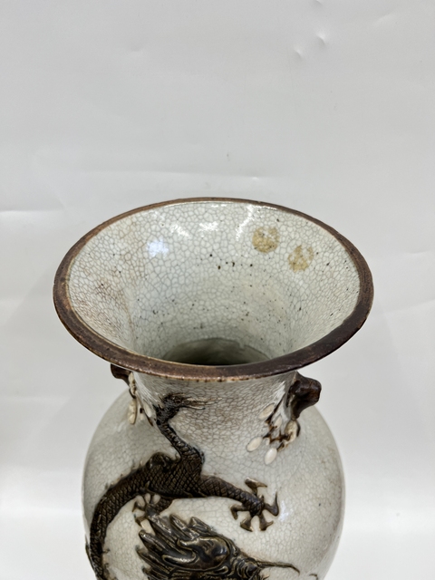 古玩陶瓷清晚期 哥釉鐵銹花龍紋大瓶真品鑒賞圖