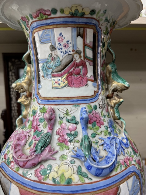 古玩陶瓷粉彩人物故事紋花口瓶真品鑒賞圖