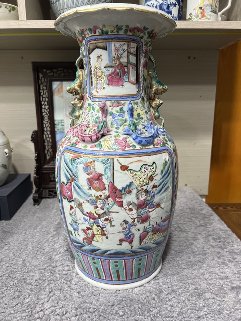 古玩陶瓷粉彩人物故事紋花口瓶真品鑒賞圖