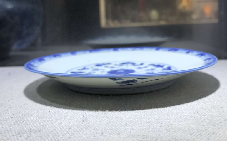 古玩陶瓷青花纏枝花卉紋盤真品鑒賞圖