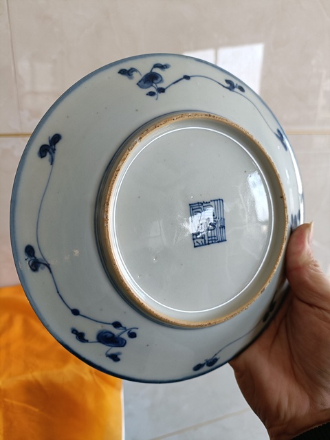 古玩陶瓷青花纏枝花卉紋盤真品鑒賞圖