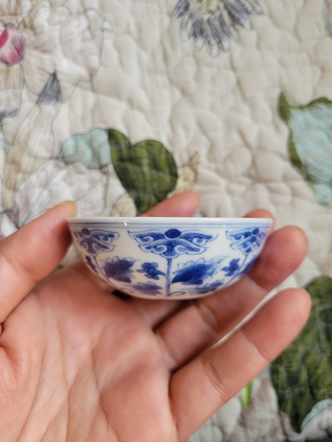 古玩陶瓷青花纏枝花卉紋臥足杯真品鑒賞圖