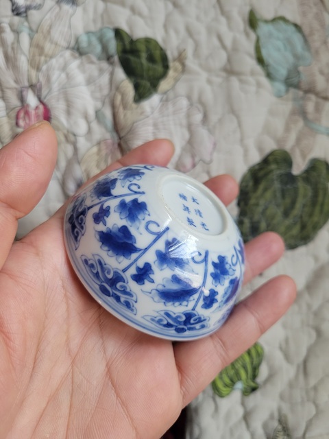 古玩陶瓷青花纏枝花卉紋臥足杯真品鑒賞圖