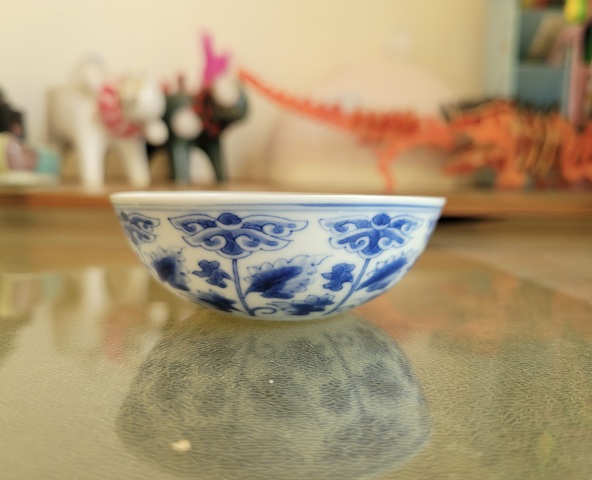 古玩陶瓷青花纏枝花卉紋臥足杯真品鑒賞圖