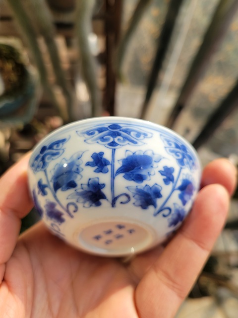 古玩陶瓷青花纏枝花卉紋臥足杯真品鑒賞圖