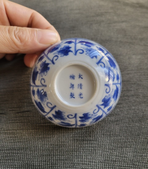 古玩陶瓷青花纏枝花卉紋臥足杯真品鑒賞圖