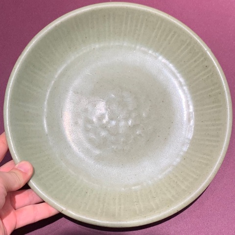 古玩陶瓷龍泉青瓷暗刻花卉紋盤真品鑒賞圖