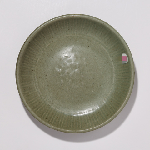 古玩陶瓷龍泉青瓷暗刻花卉紋盤真品鑒賞圖