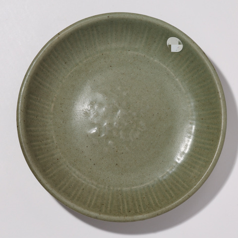 古玩陶瓷龍泉青瓷暗刻花卉紋盤真品鑒賞圖